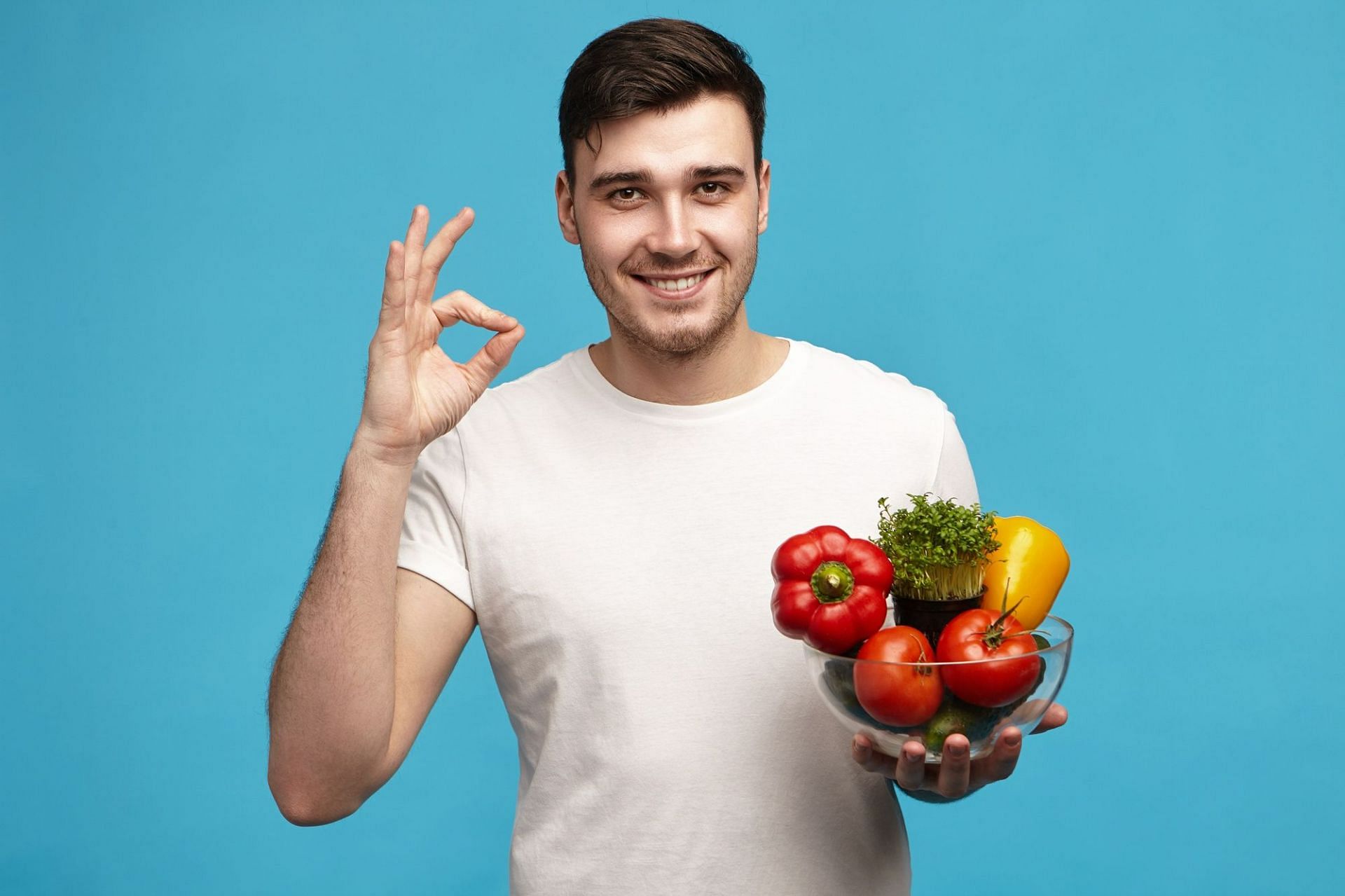 Maintaining a healthy diet and giving up on alcohol can promote liver health. (Image via karlyukav /Freepik)